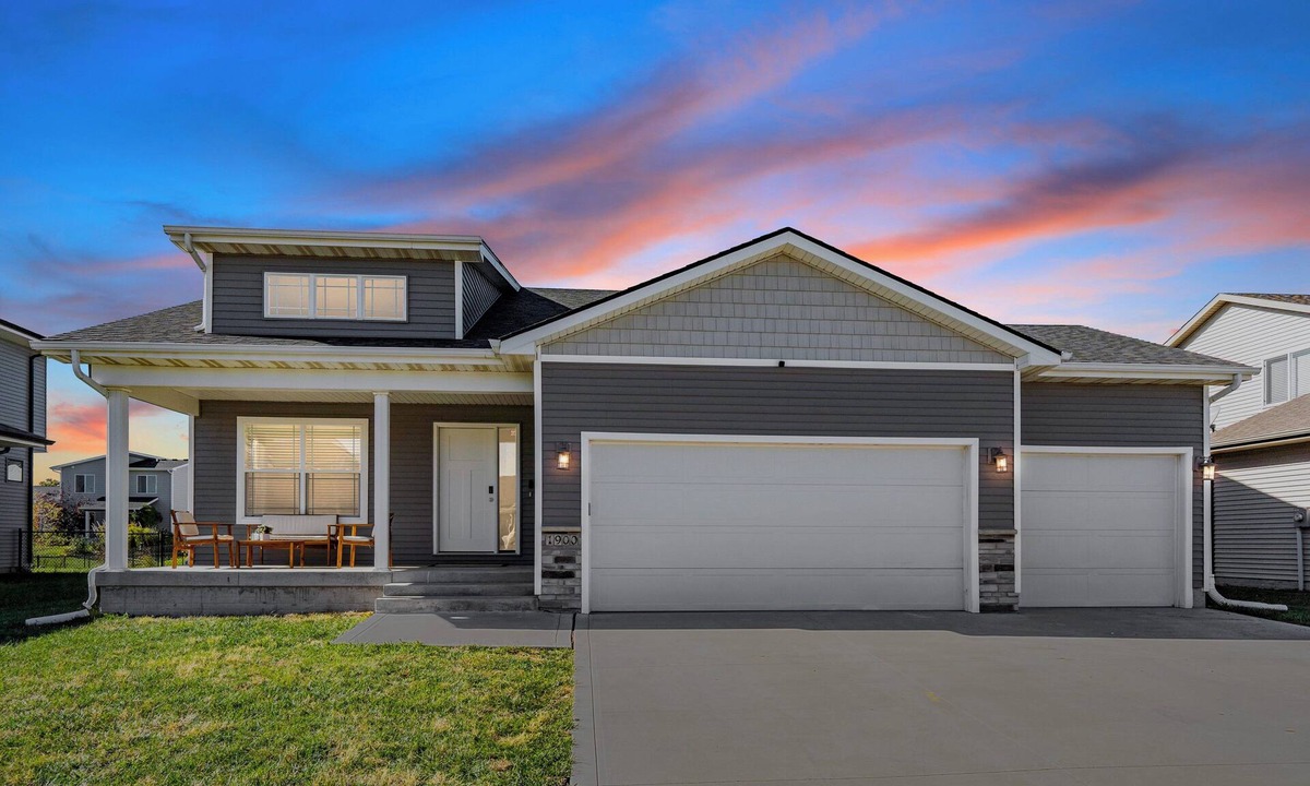 Dallas House | Spacious Modern Home-20 minutes from Des Moines