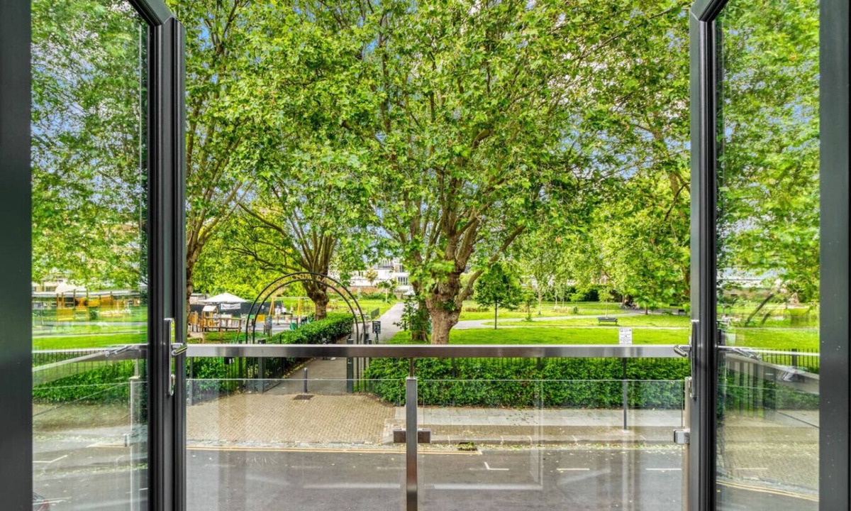 Southfields House | Spacious Modern House 3BR 3BA Balcony Park View