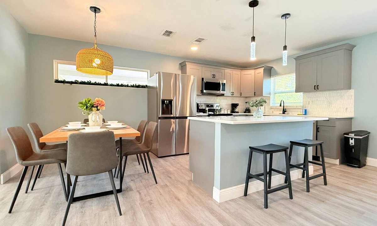 Lockhart House | Spacious Modern, King bed, Game room & more