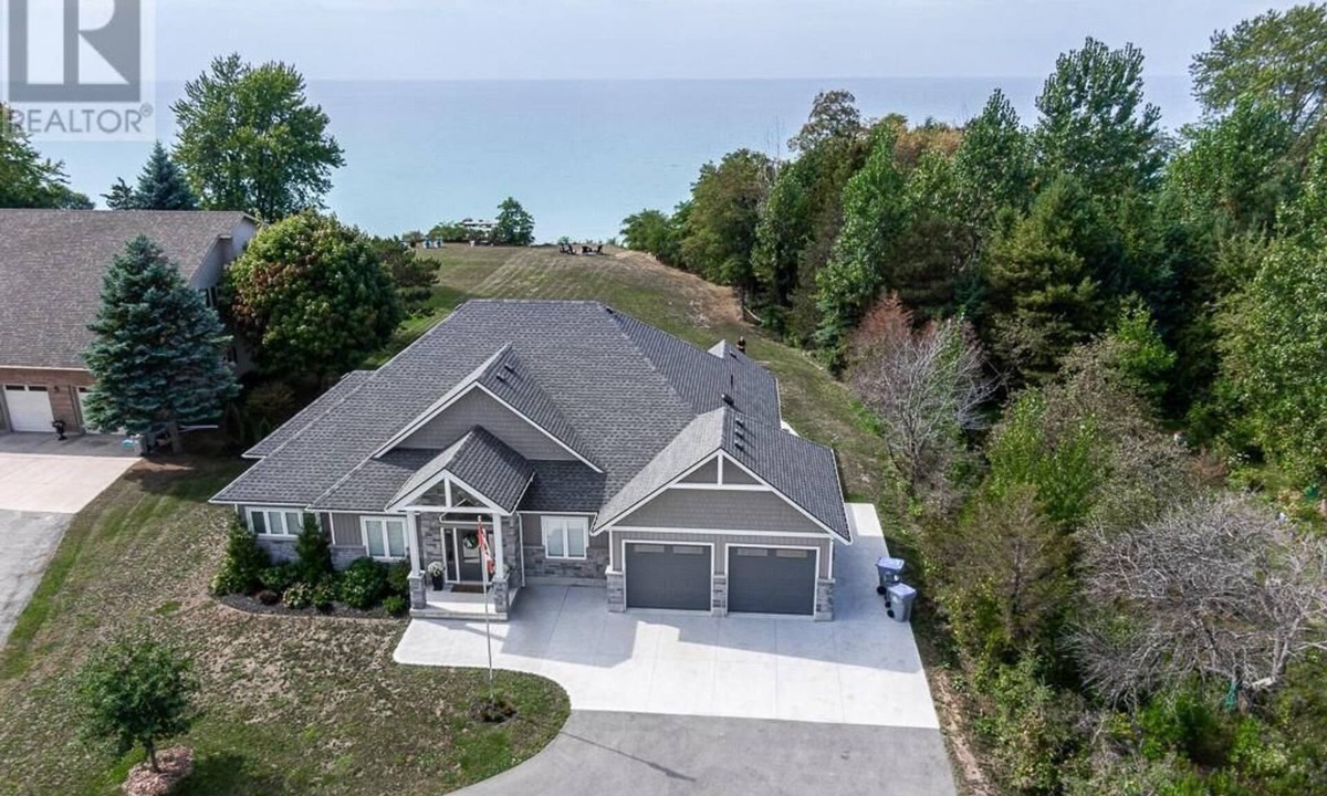 Dashwood Cottage | Spacious Modern Lake House with Private Beach