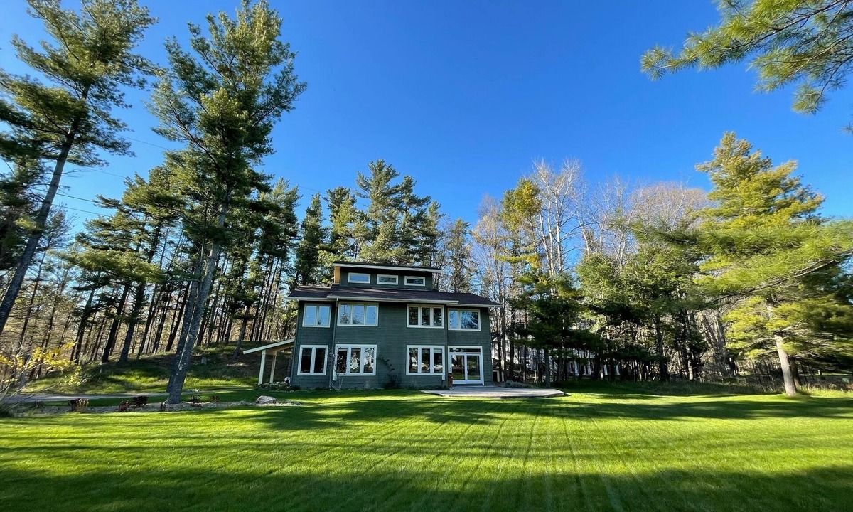 Charlevoix House | Spacious Modern Light Filled Oasis