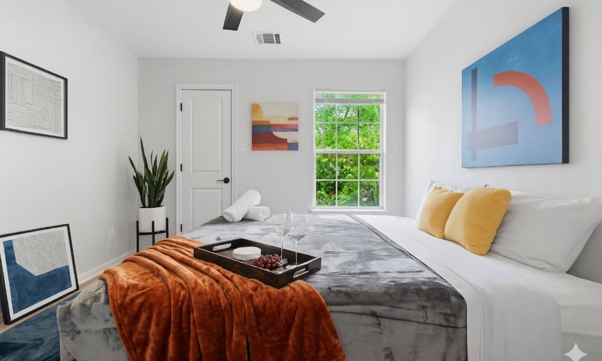 Central East Austin House | Spacious Modern Luxury Home ❤️ King Beds Sleeps 10 Walk to UT & Dining