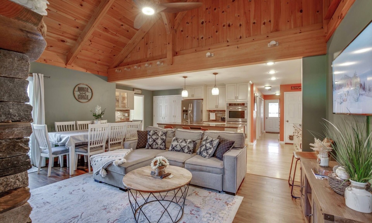 West Rutland House | Spacious Modern Mountain Retreat w/Fireplace