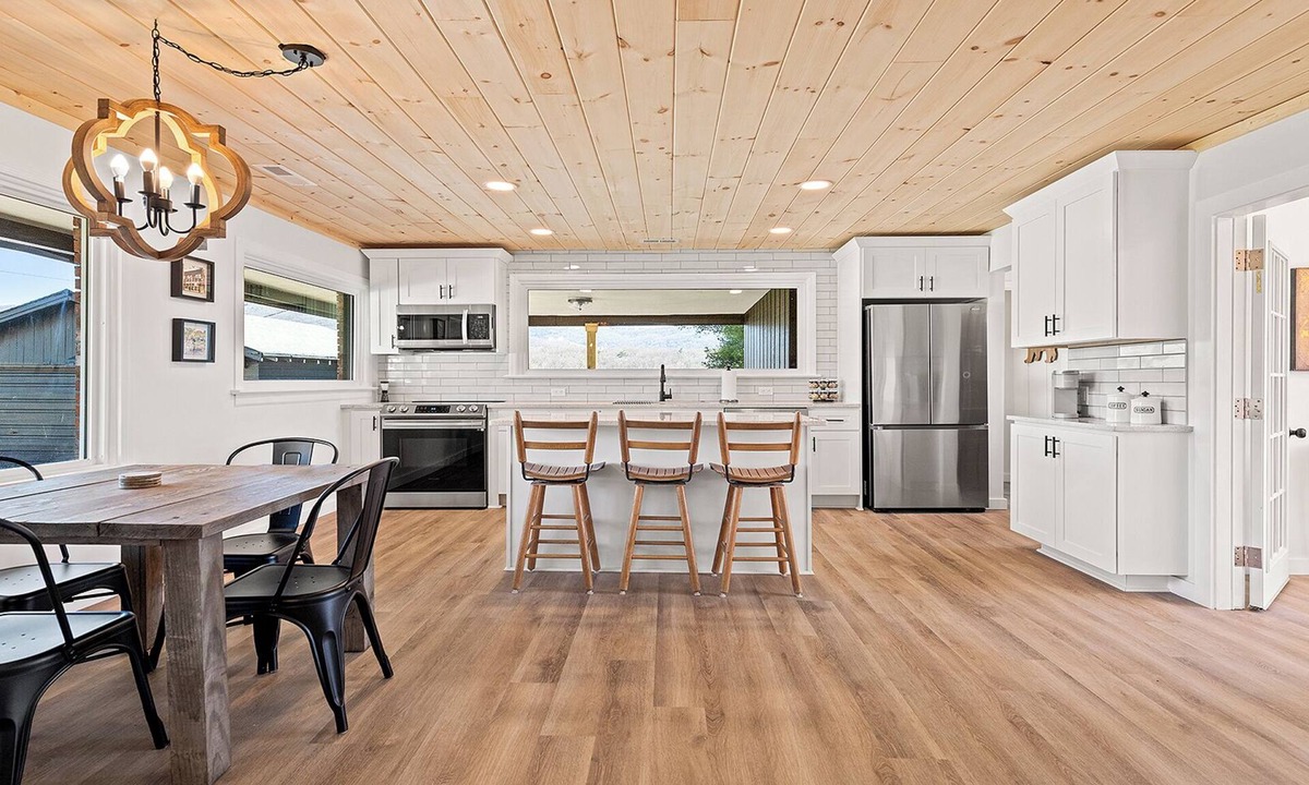Fletcher House | Spacious & Modern Mountain View Cottage