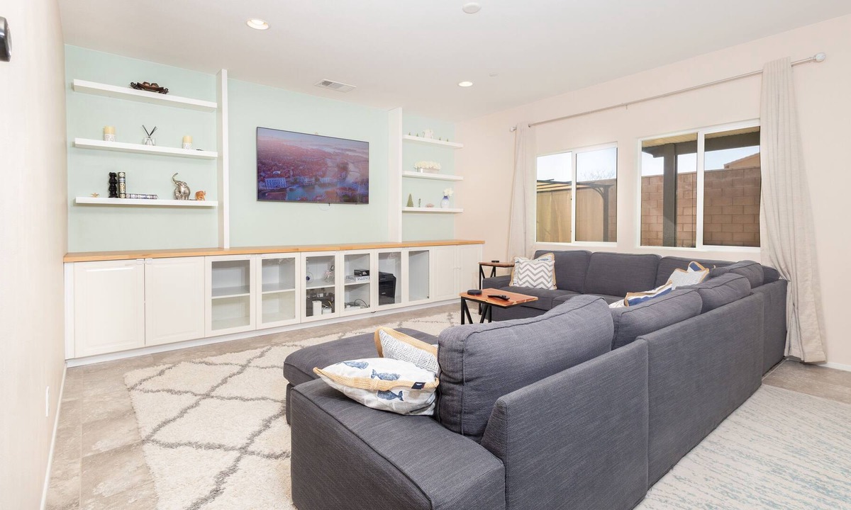 Rubidoux House | Spacious Modern Riverside Home 4BDR - 3BA Sleeps 10