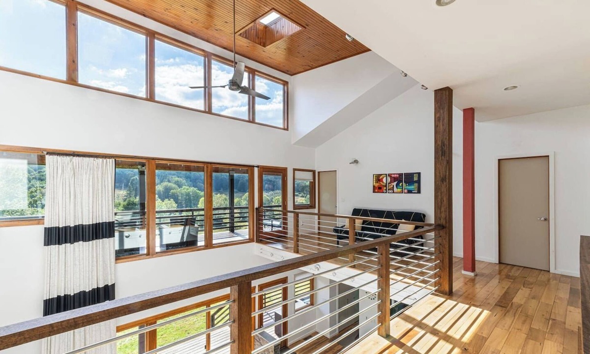 New Kingston House | Spacious Modern Retreat | Sleek Style with Stunning View