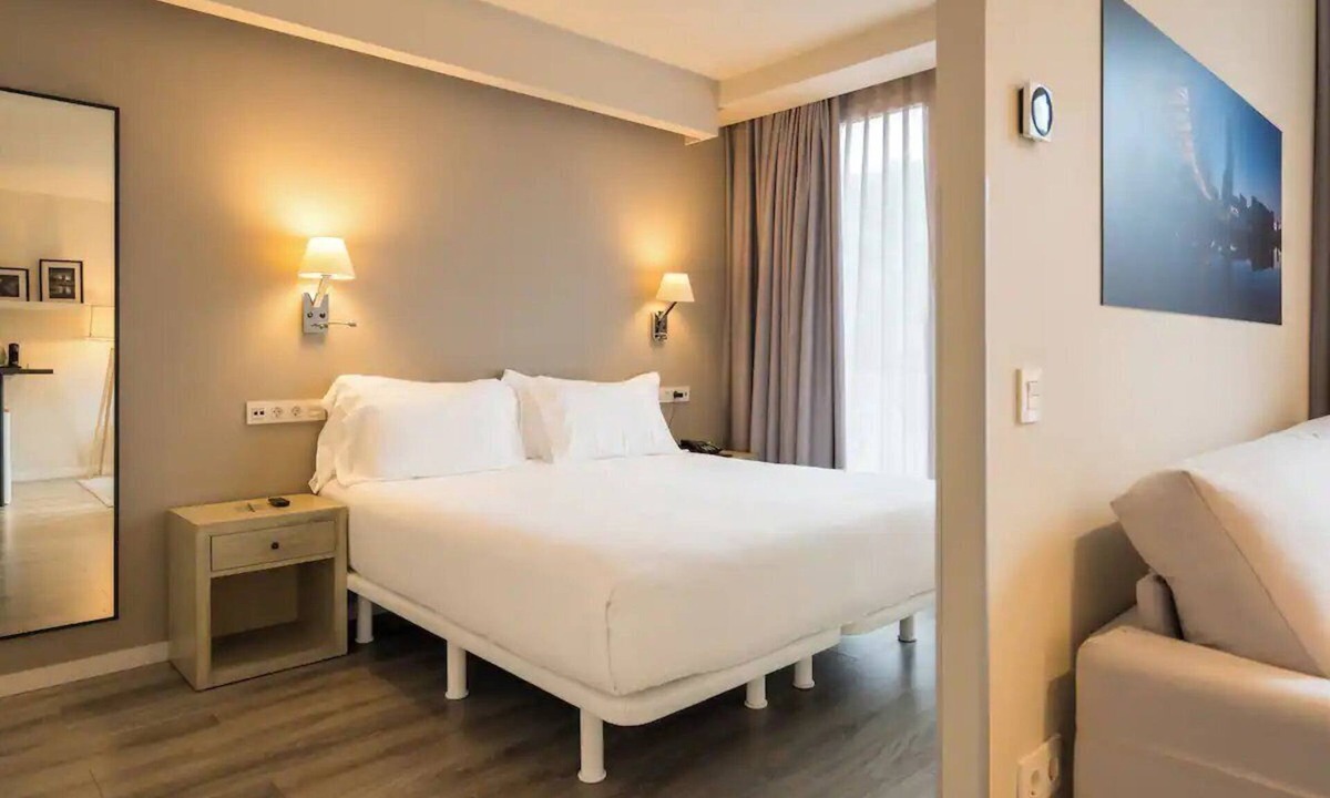 Castanos Hotel | Spacious Modern Suite w/Balcony + Natural Light in Bilbao Center