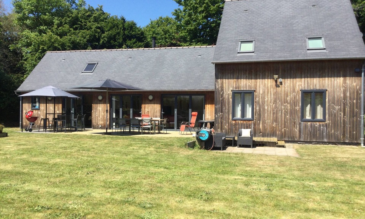 Lancieux House | Spacious Modern Timber Framed House in Quiet Area Close to beaches with Hot tub
