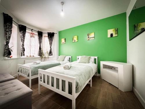 Smethwick Apartment | Spacious Modern Townhouse