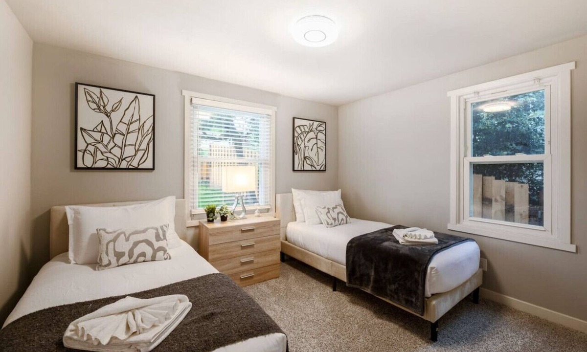 Bryn Mawr-Skyway House | Spacious/Modern Upper Unit, 3BR 2BA, Near Airport