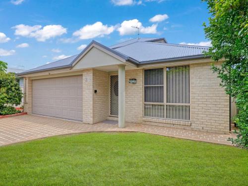 Nelson Bay House | Spacious Modern Walk to the Beach