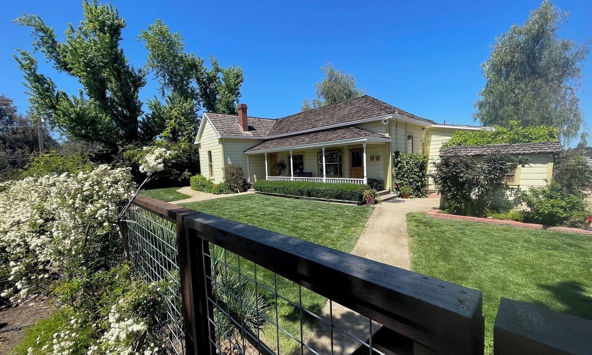 Oakley House | Spacious modernized 5-bedroom farmhouse on vineyard