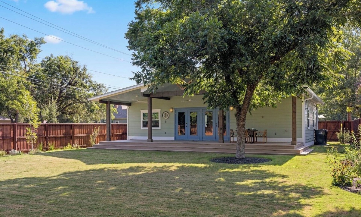 Georgetown House | Spacious Modernized Historic Home 3 Minute Walk from Square