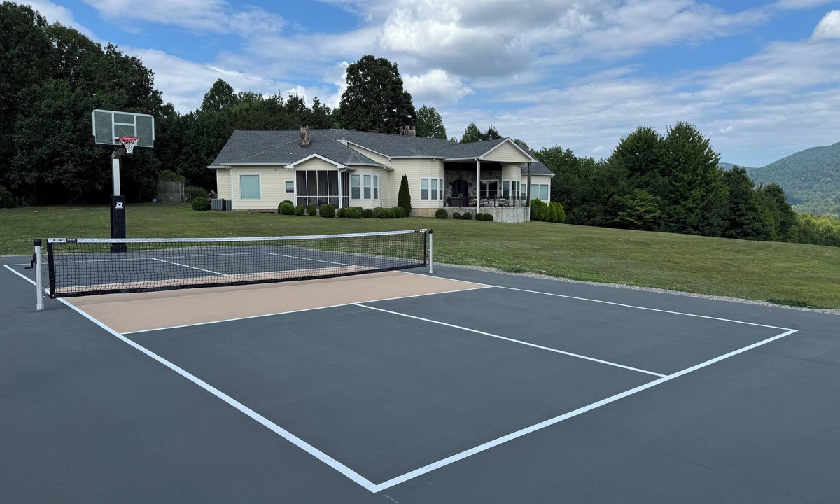 Dunlap House | Spacious Mountain Home: Pickleball, King Beds, Lg Kitchen, Arcade,Hiking, Remote