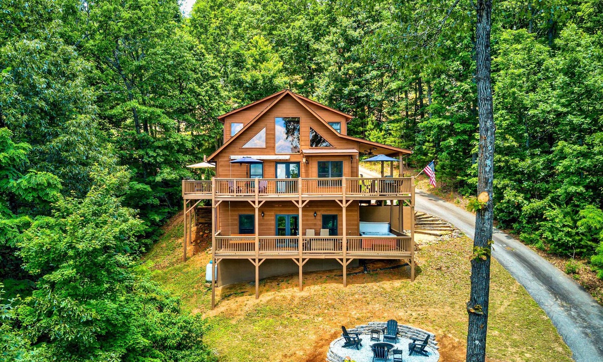 Indian Rock Springs Cabin | Spacious Murphy Chalet w/Hot Tub: Mtn Views!