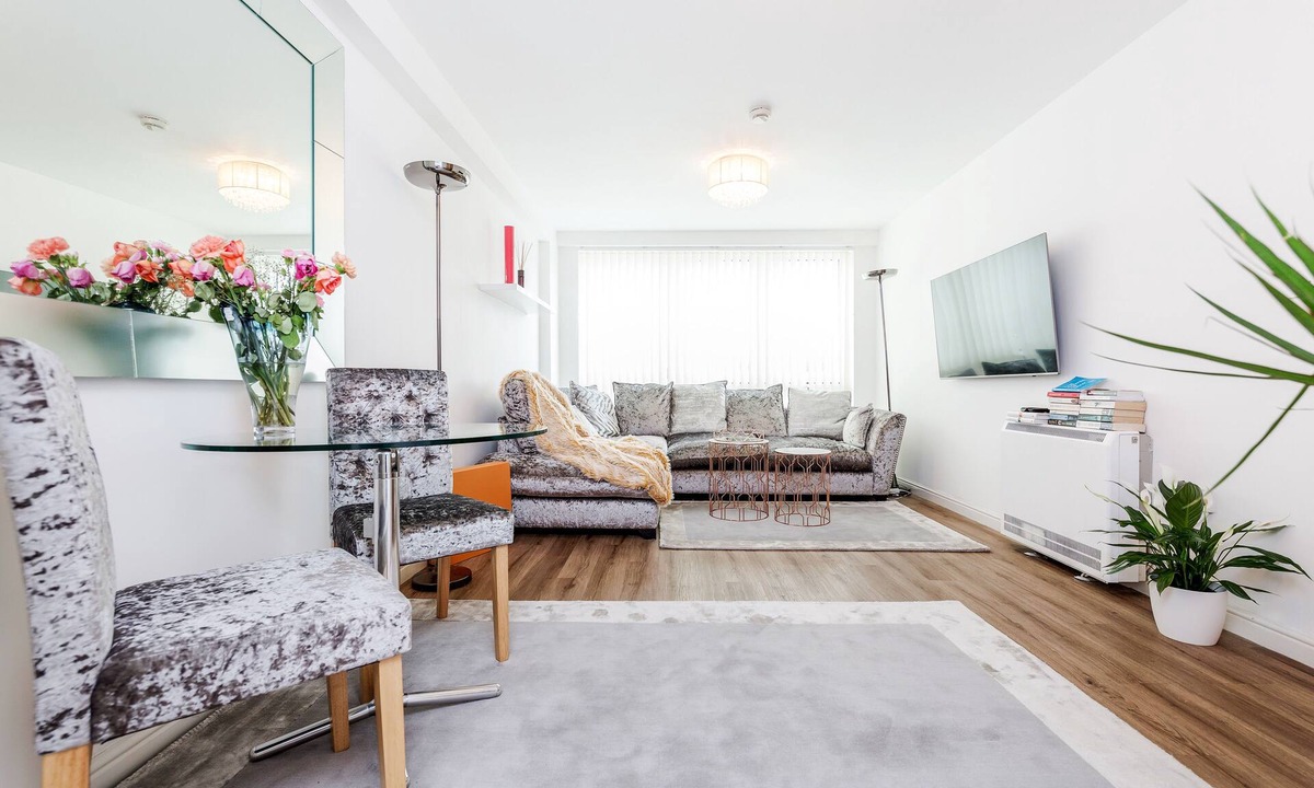 St. Mary's Park Apartment | | Spacious n' Modern One Bed Riverside Apartment |