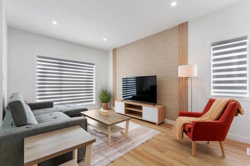 St. James Villa | Spacious new 3BR, sleeps 10, King Bed, 8min to YWG