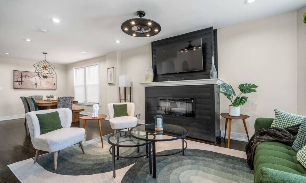 Chicago House | Spacious/New - 8BD/4BTH - Sleeps 16 + Garage!
