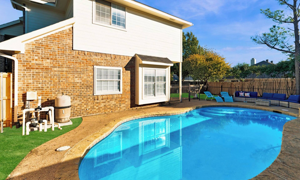 Lewisville House | Spacious & Newly Remodeled 5 Bedroom w Pool Table & Pool – 15 Min to DFW Airport