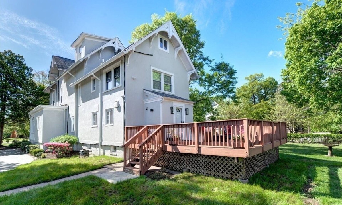 Orange House | Spacious NJ Home! - Direct Train To NYC! - XLarge Driveway Fits Multiple!