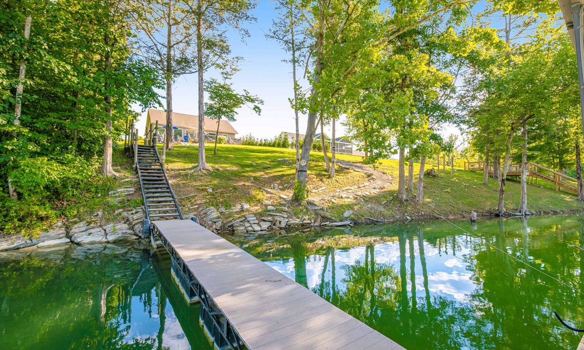 Maynardville House | Spacious Norris Lakefront Retreat・Firepit・Hot Tub
