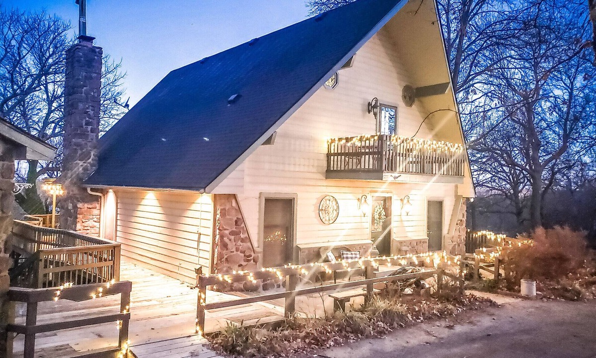 Hulbert Cabin | Spacious Oasis! On the lake, amazing sunsets!