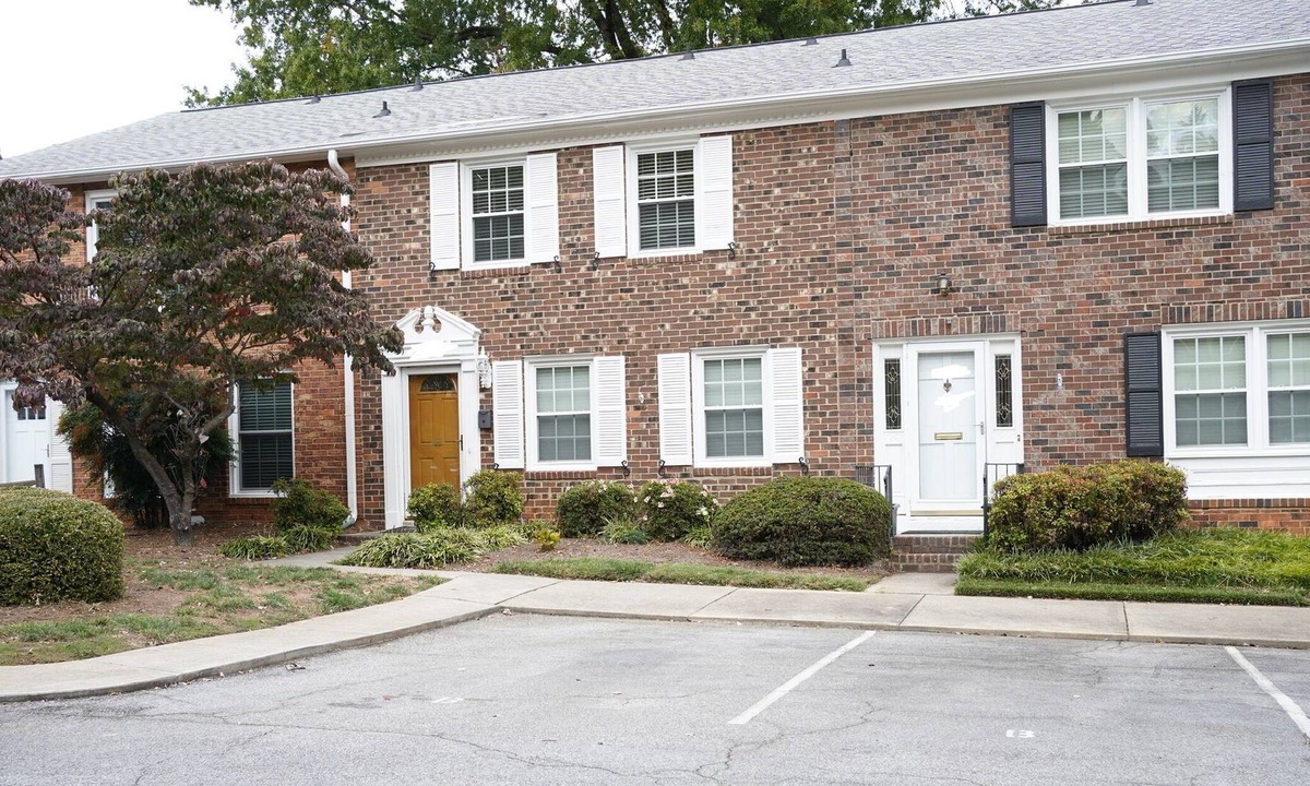 Greensboro House | Spacious on Battleground + pool