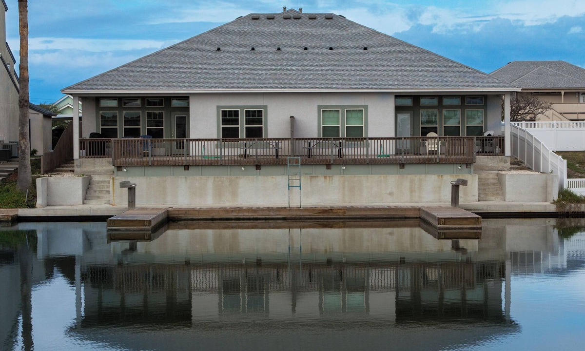 Corpus Christi House | Spacious one story waterfront escape with boat dock & kayaks! 1 mile to beach #B