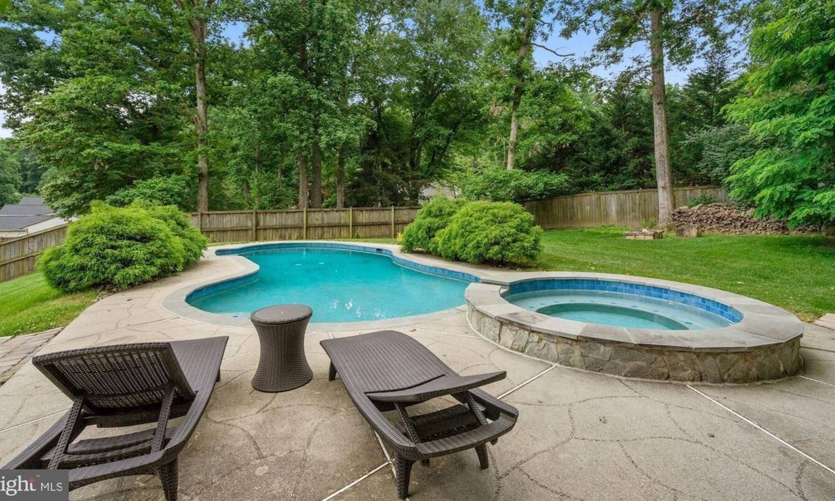 Tysons House | spacious open floor plan w/heated pool and hot tub - DC