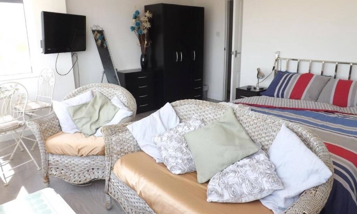 Camber House | Spacious open-plan beach house on the beach!