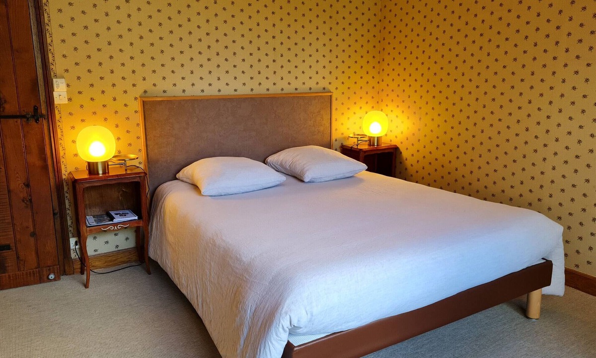 Saint-Martin-d'Abbat Bed & Breakfast | Spacious peaceful house with garden and river