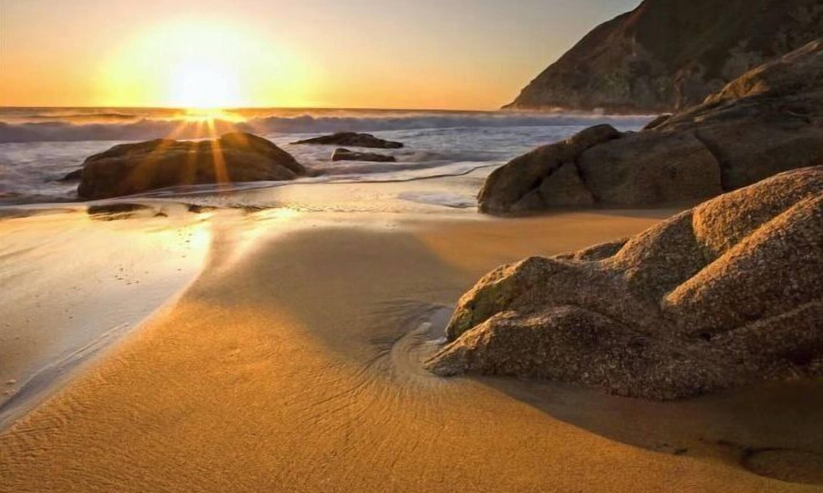 Linda Mar House | Spacious Pacifica Beach Home Sleeps 14 Game Room