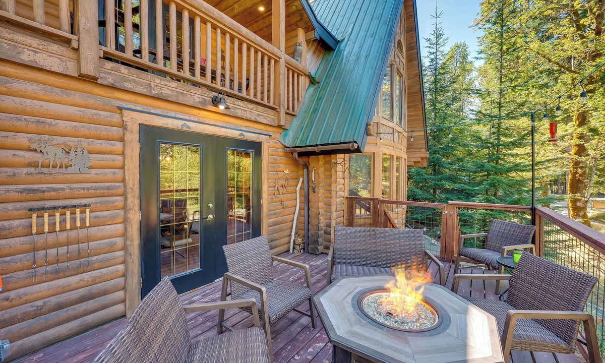 Packwood Cottage | Spacious Packwood Cabin w/Hot Tub - Near River