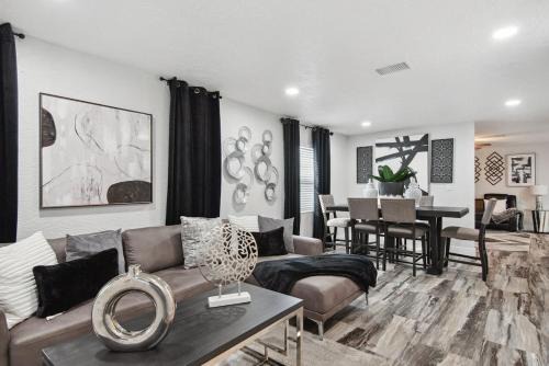 Childs Park Villa | Spacious Palace Style Retreat!