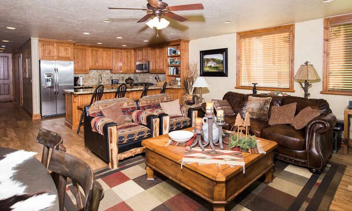 North Park City Condo | Spacious Park City 4BR, Walk to Three Kings Lift, Mountain Views, Pool & Hot Tu