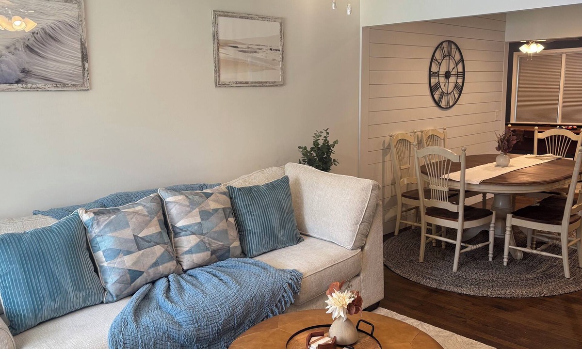 North Charleston House | Spacious Park Circle Home - Hot Tub - Fire Pit- Fenced In Yard - Walk to Bars