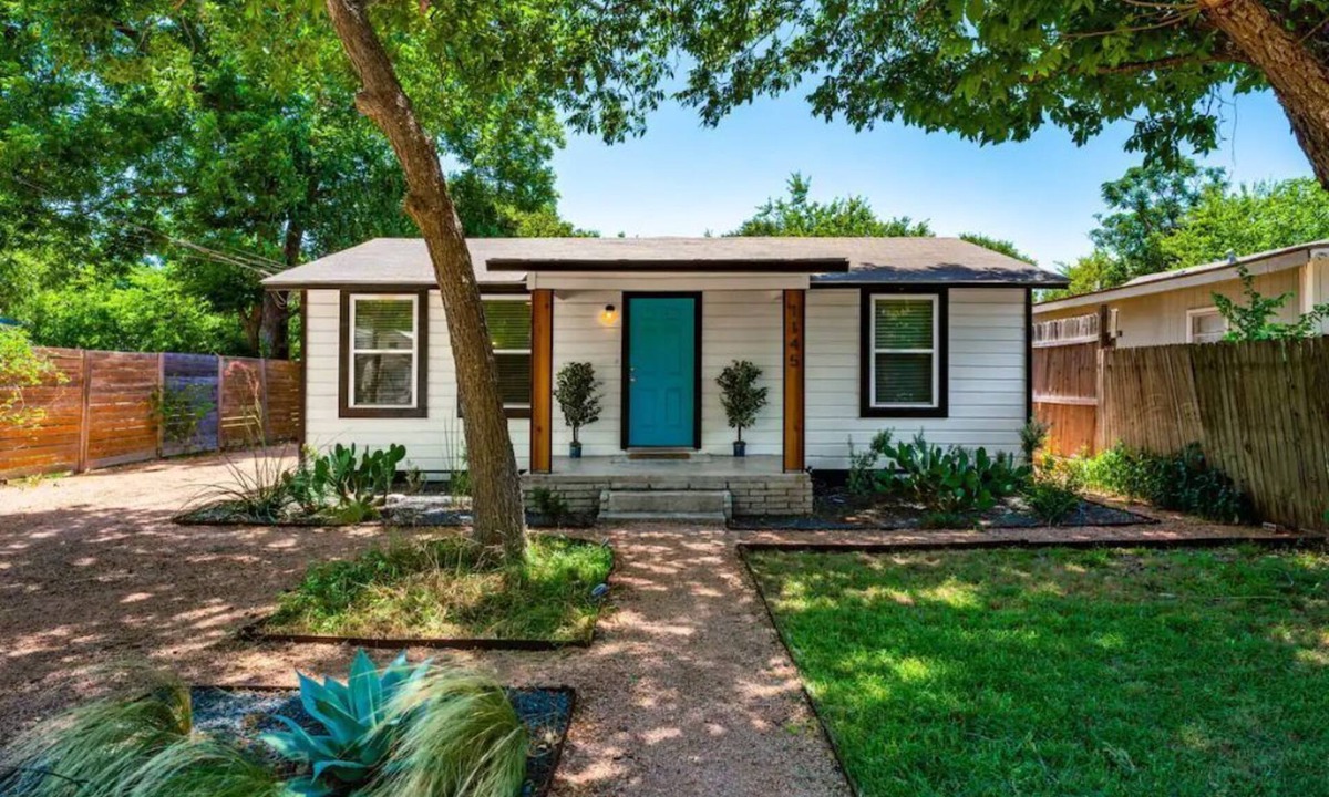 Dunbar House | Spacious Patio + Close to The Square + Pet Friendly + Full Kitchen