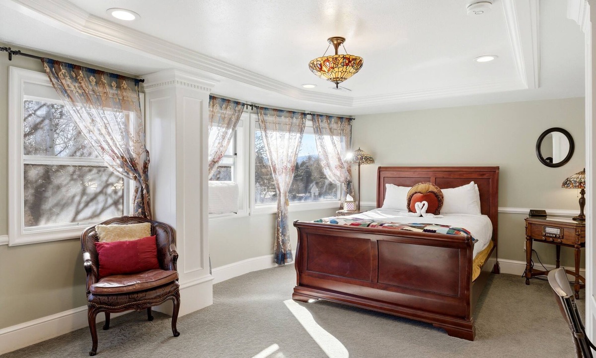 Heber Bed & Breakfast | Spacious penthouse Victorian Suite in Boutique B&B