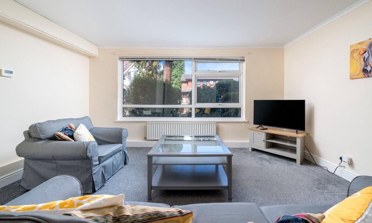 Redhill Apartment | Spacious Pet Friendly 2-Bed Apartment in Redhill
