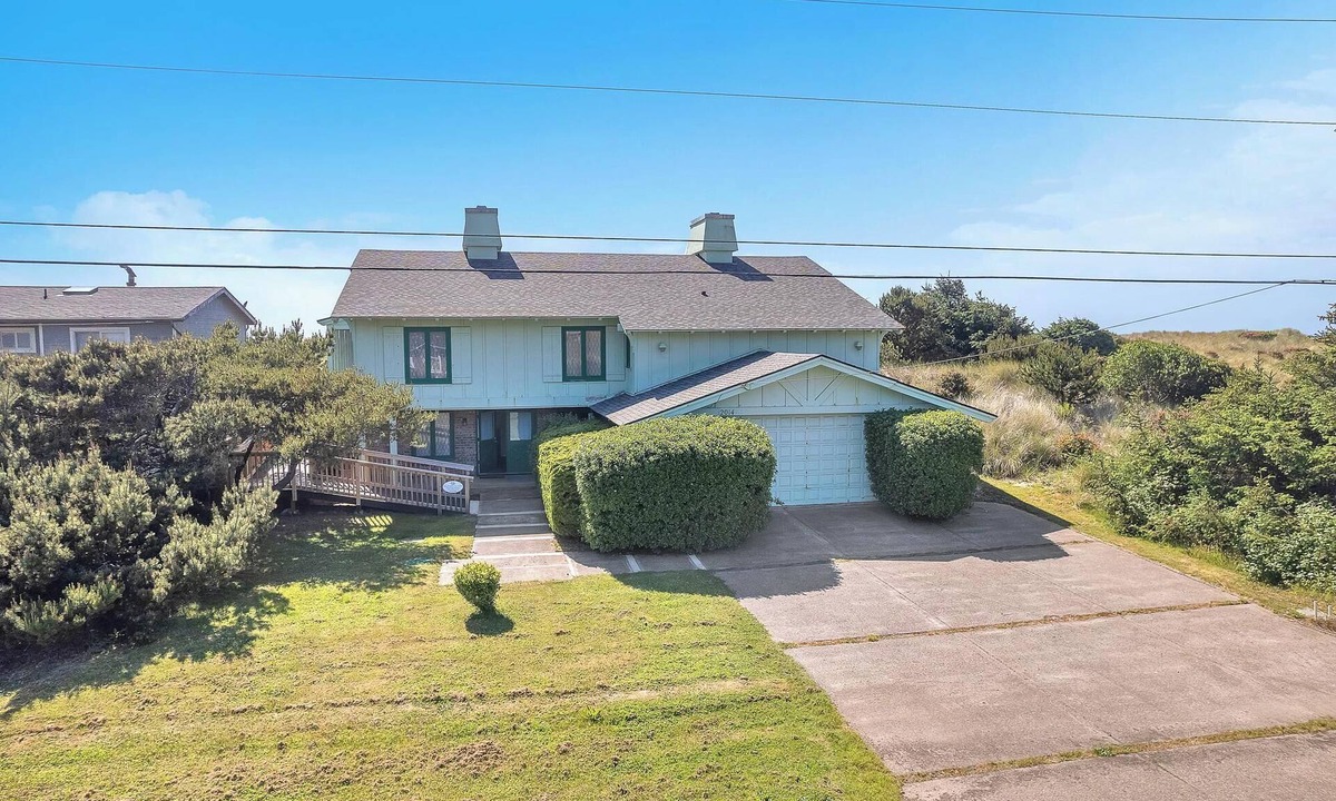 Bayshore House | Spacious Pet Friendly Oceanfront Home with Fenced Yard, Large Deck, Beach Access