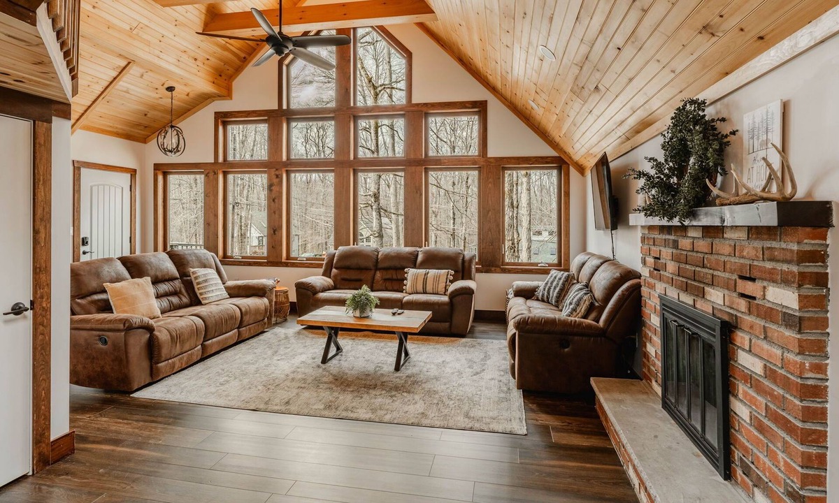 Thornhurst Cabin | Spacious Pocono Getaway w/Arrowhead Lake + Pool Access!