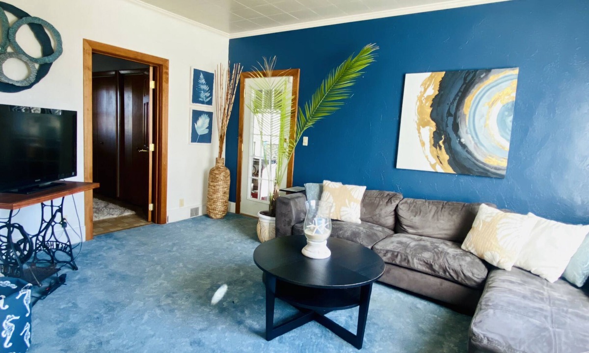 New Kensington House | Spacious pool home & private hot tub