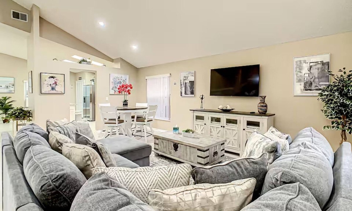 Lindfields House | Spacious Pool Home Near Disney | Sleeps 11