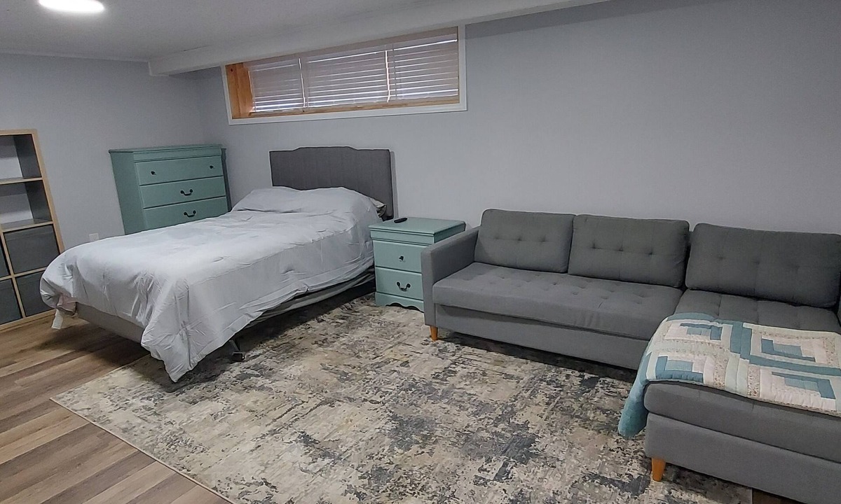 Odessa House | Spacious Private 5 beds, 2.5 bath House - 2 minutes to 401 (5 mins to Kingston)