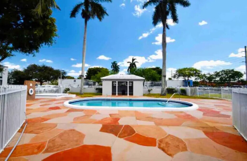 Oakland Park House | Spacious Private Apartment in Oakland Park 21