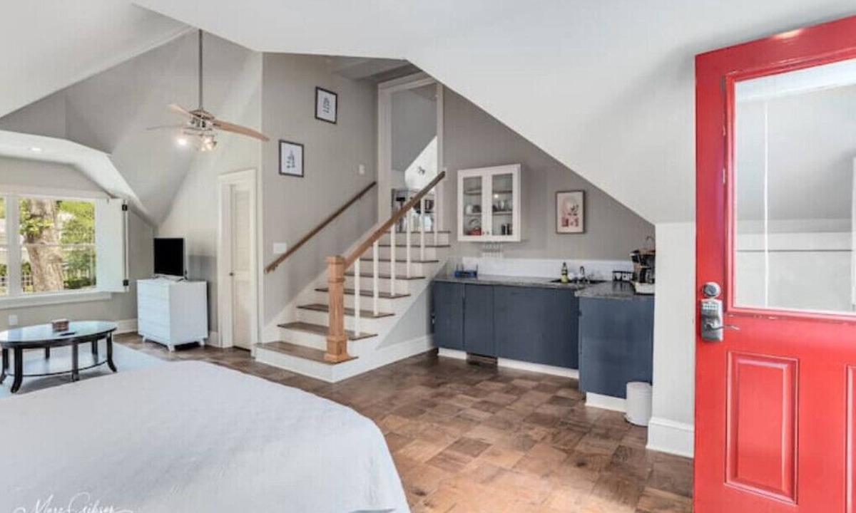Broadmoor House | Spacious Private Apartmentn