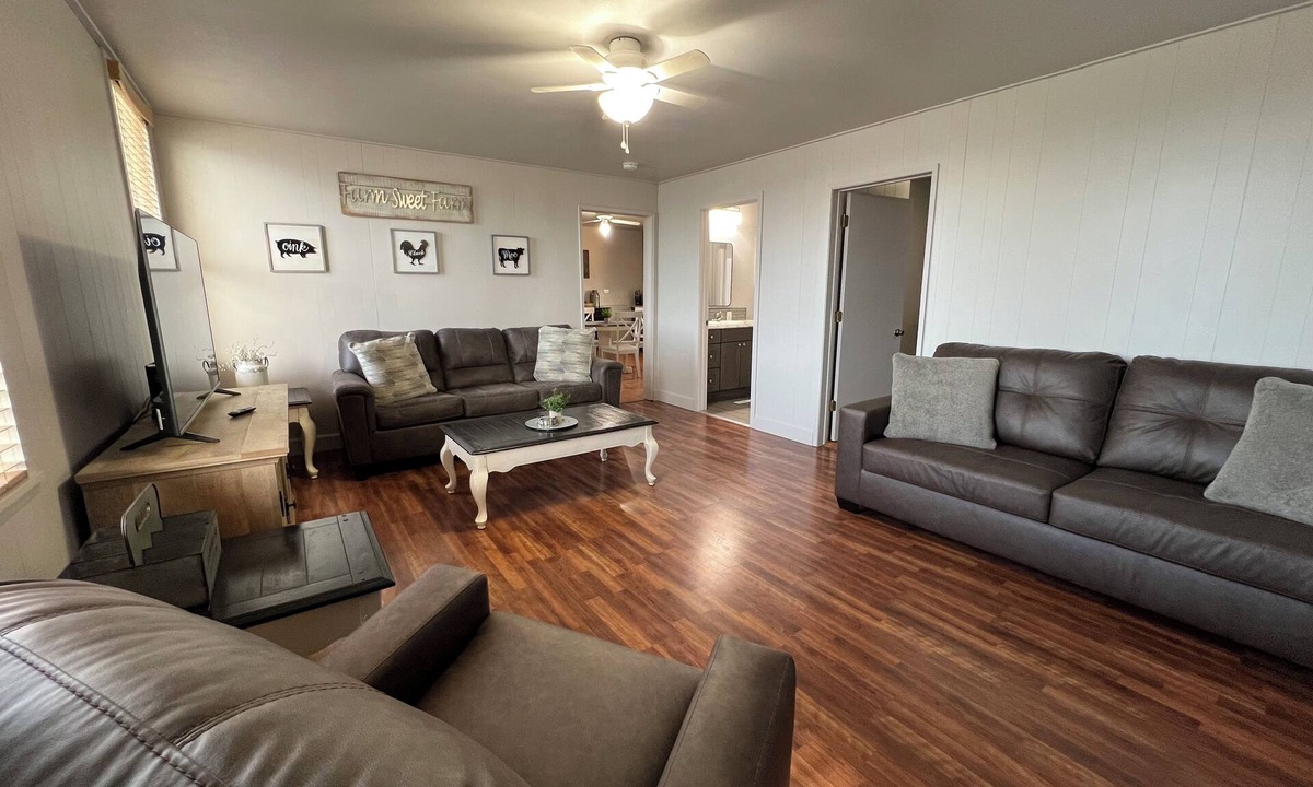 Finley House | Spacious Private Country Getaway!