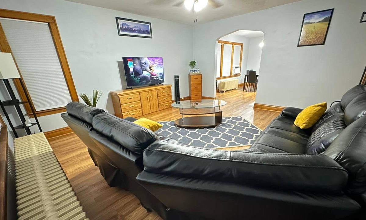 Belmont Cragin Apartment | Spacious Private Floor Fast Wi-Fi Selfcheck-in/Parking