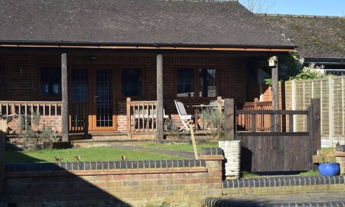 Kings Langley Apartment | Spacious Private Garden Studio