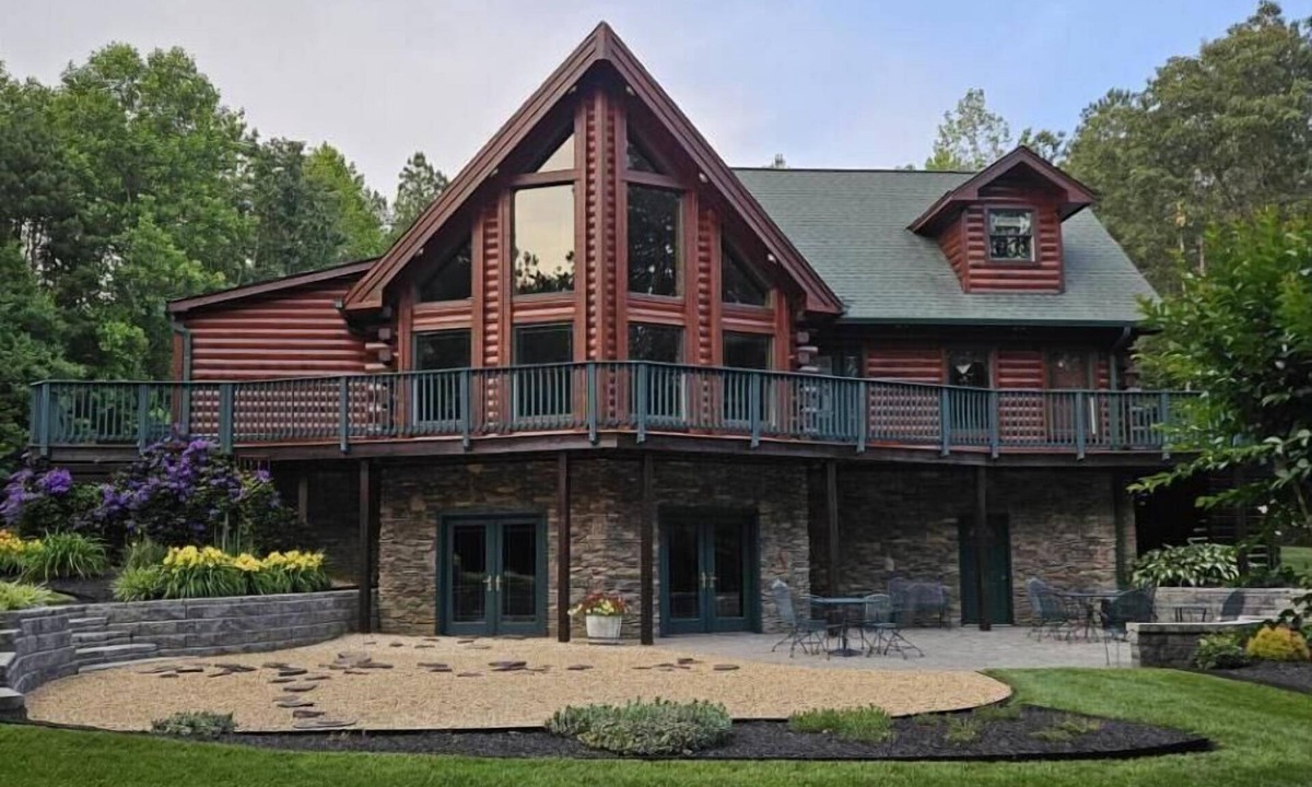 Quinton House | Spacious, Private Log Home between Richmond & Williamsburg-Pool-Outdoor Kitchen